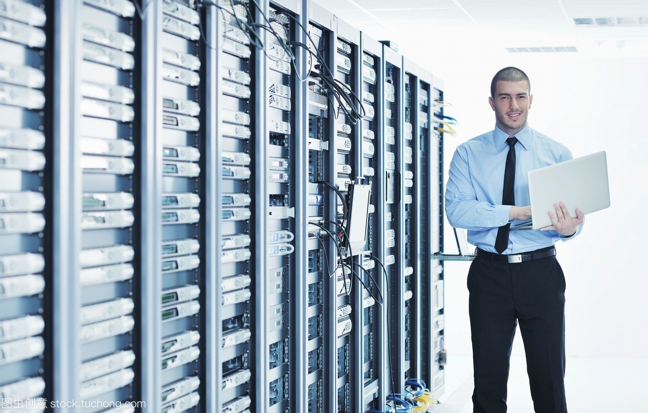 鋁薄光影中的數(shù)字脈搏 年輕工程師與服務(wù)器的未來對話